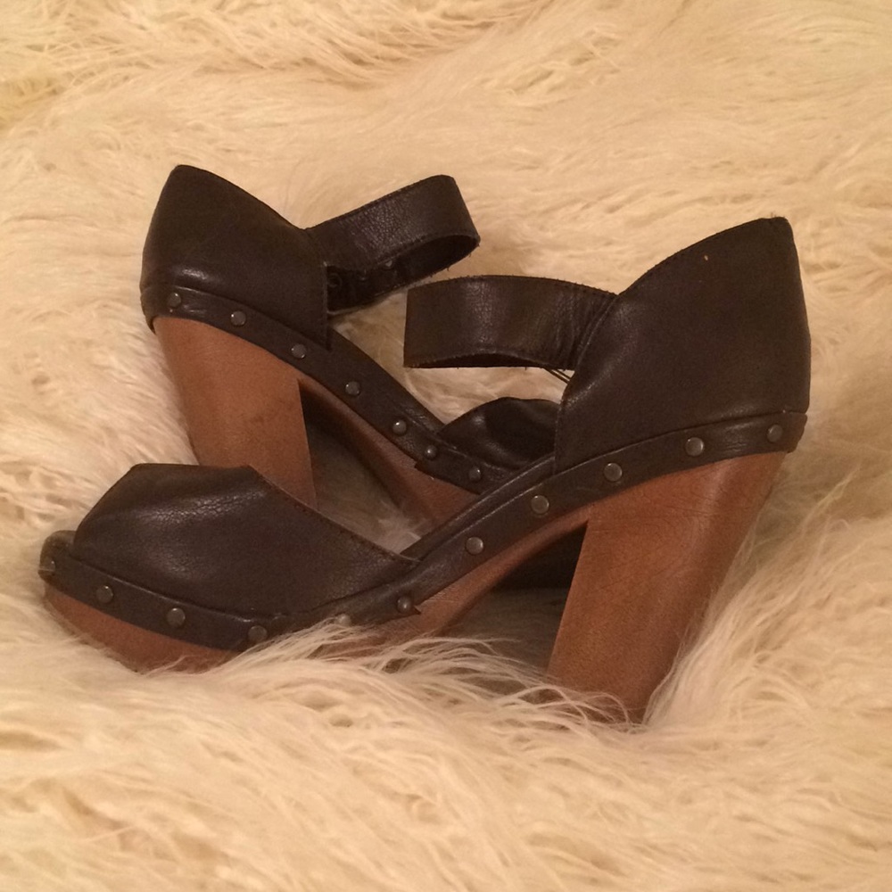 Wedge type heel been shoe
